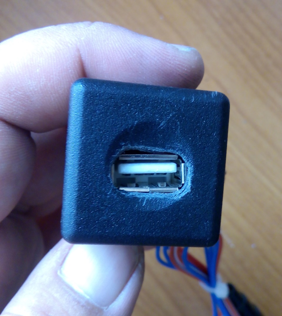 Usb кнопка. USB Приора. USB разъем для автомобиля ВАЗ 2107. USB заглушка Приора. Заглушка кнопки Приора.