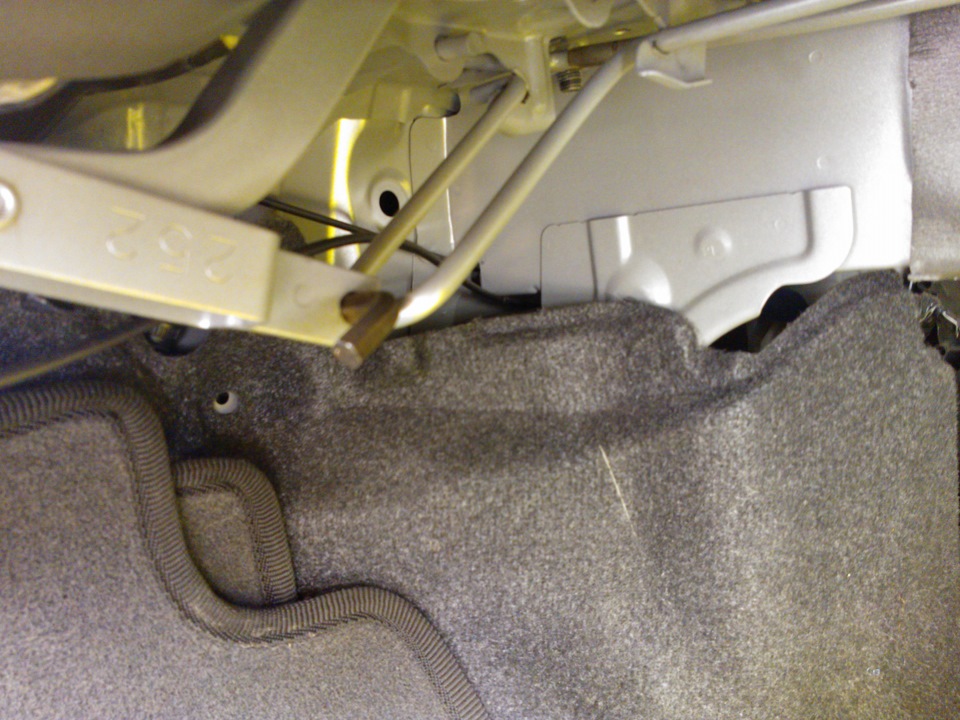 тойота авенсис 2007 газовые упоры на крышку багажника седан. газлифт в багажник королла 150. открывание багажника тойота королла 150. тросик для открывания багажника тойота королла. подсветка багажника королла 120 седан.