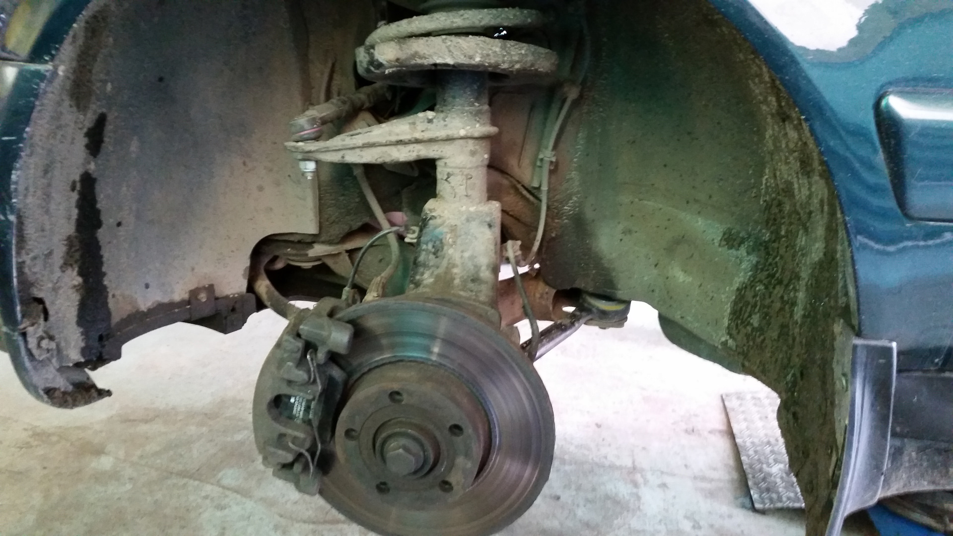 Замена передних колодок и тормозной жидкости, прокачка тормозов. — Audi ...