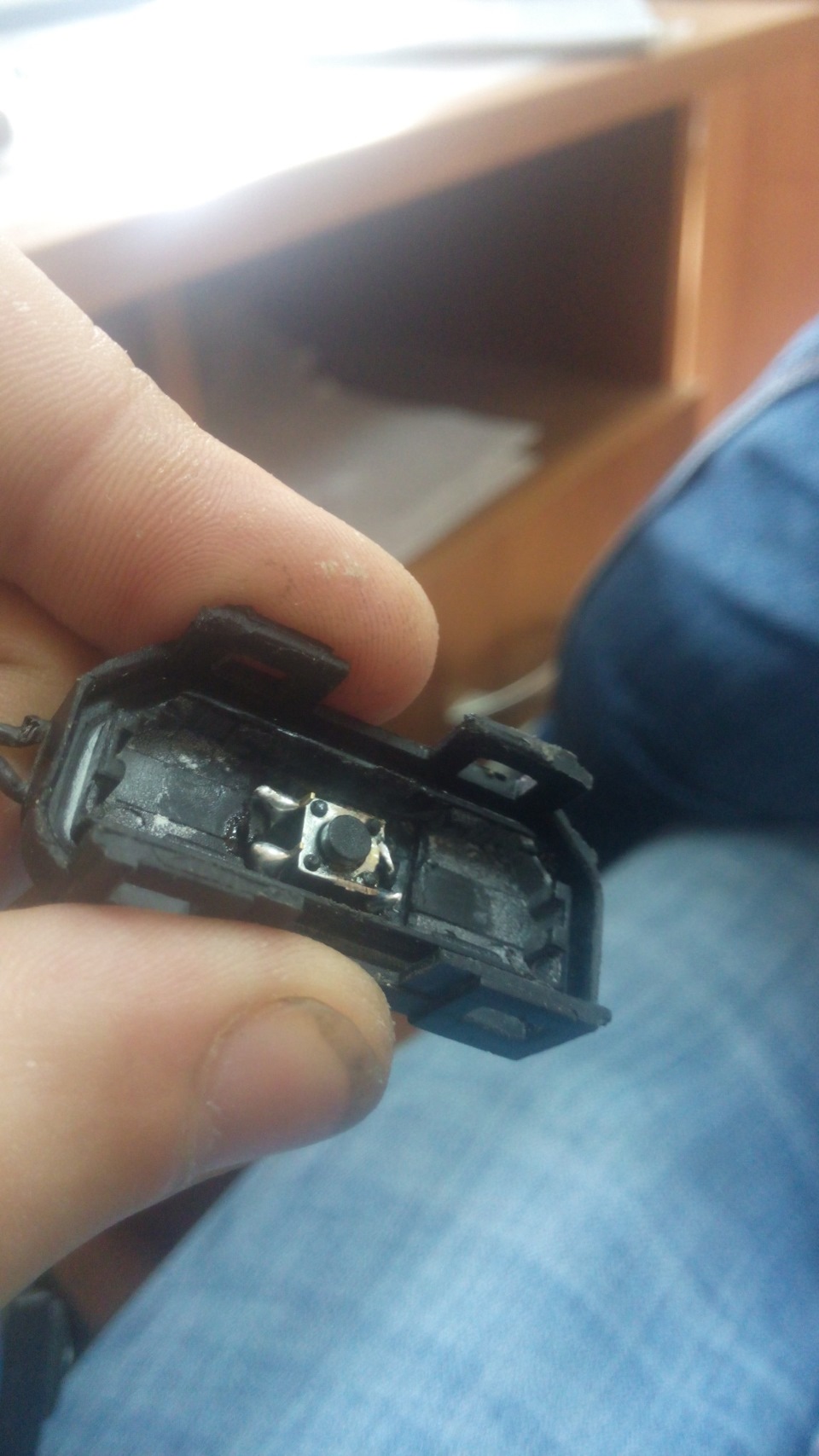 ремонт кнопки открывания багажника. кнопка багажника ситроен с3. ремонт кнопки открывания багажника. кнопка багажника каптюр. ремонт кнопки открывания багажника.