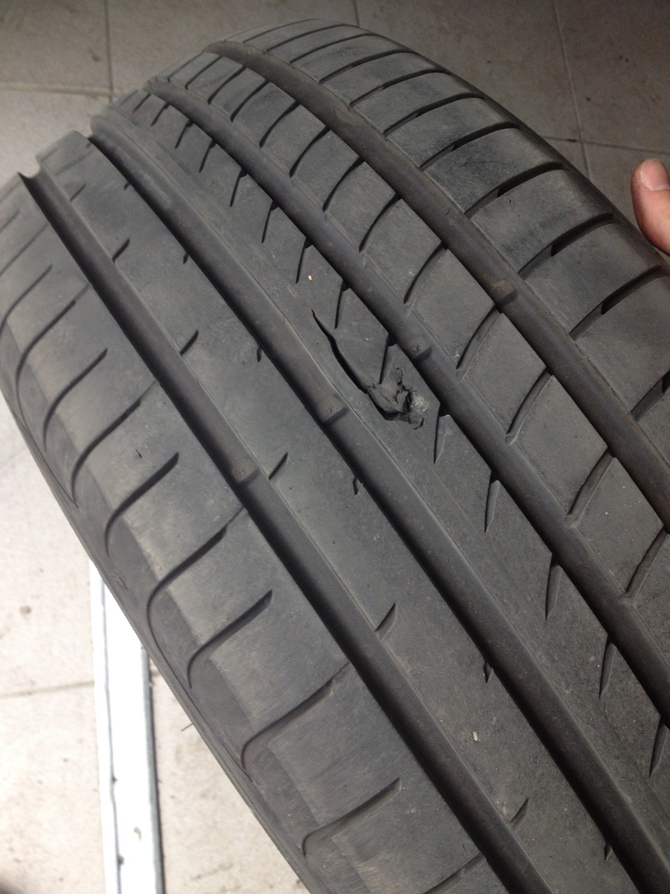 Пробил колесо — Volkswagen Golf Mk5, 1,6 л, 2008 года | шины | DRIVE2