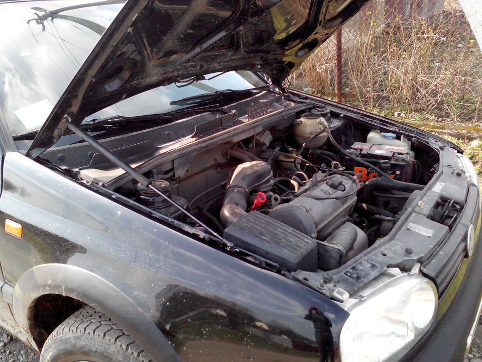 Установлен амортизатор под капот — Volkswagen Golf Mk3, 1,6 л, 1995 ...