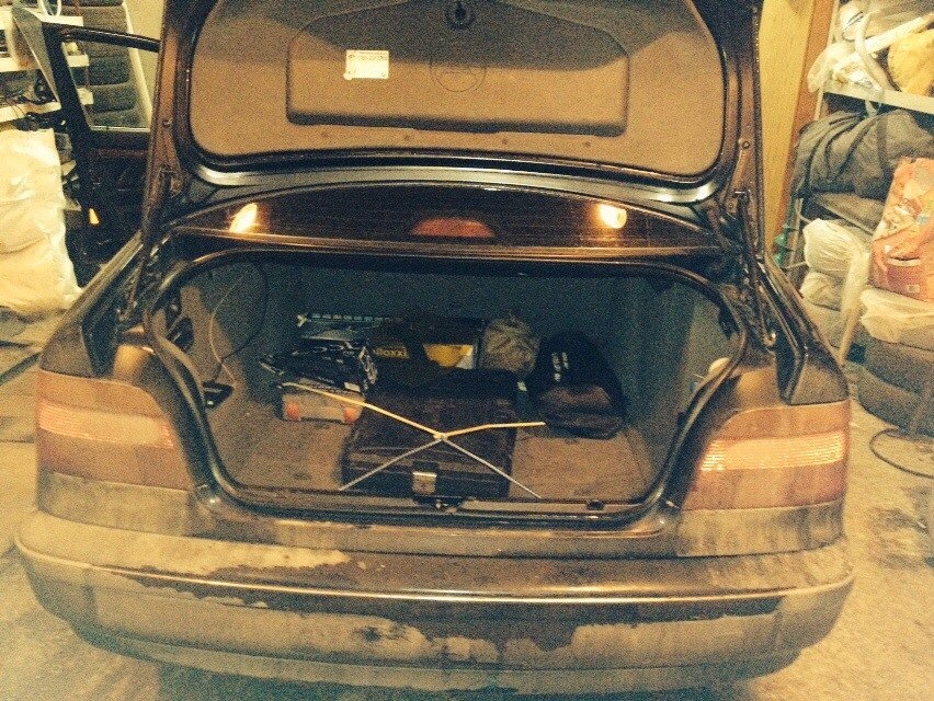 Не работает багажник бмв. BMW e39 багажник. Багажник БМВ е46 седан.