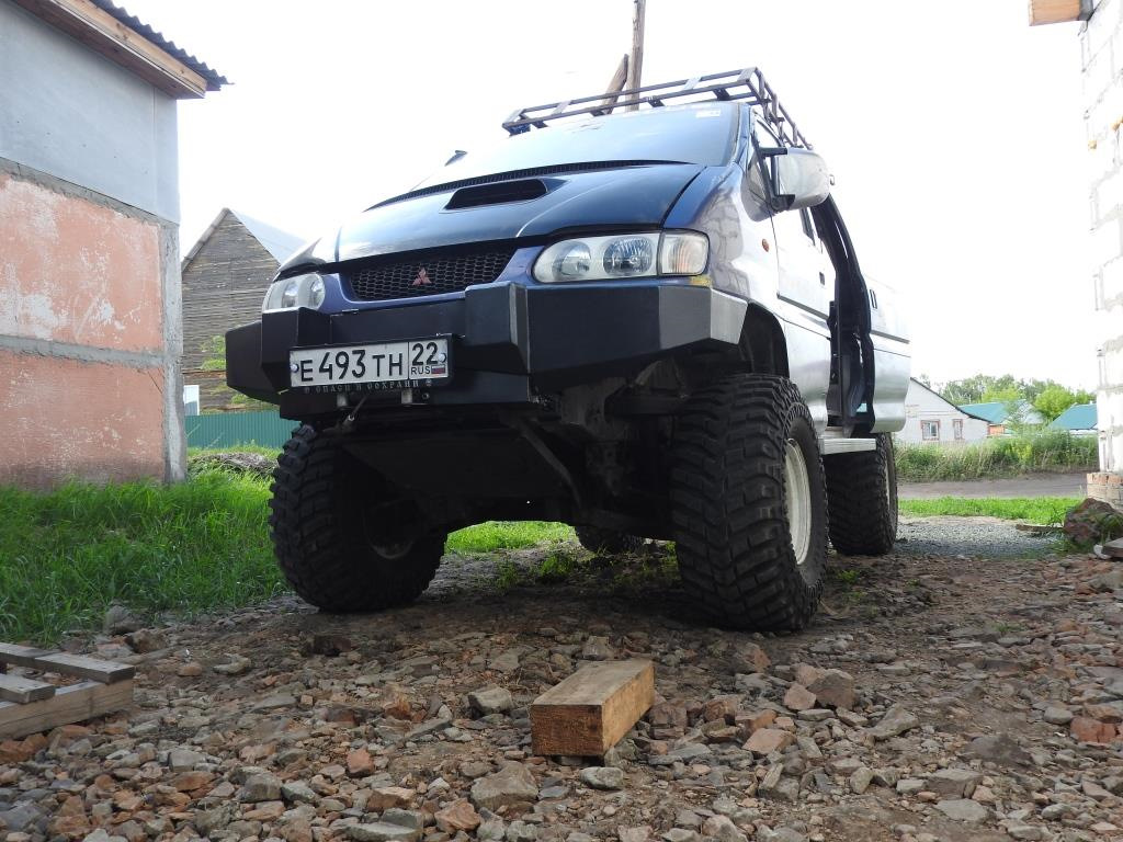 Защита delica. Mitsubishi Delica силовой бампер. Силовой бампер на Мицубиси Делика l400 3.0. Мицубиси Делика на Мостах. Mitsubishi Delica d5 силовой бампер.