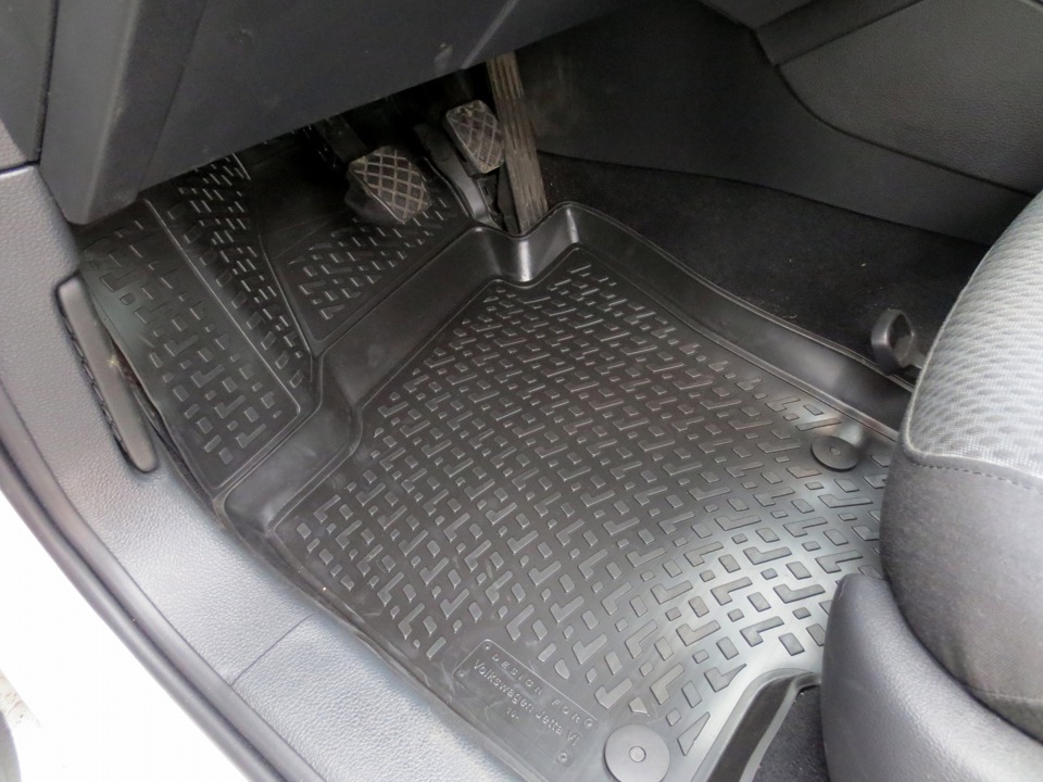 Коврики jetta vs5. Коврики vag jetta 2008. Коврики jetta vs5. Коврики eva xc60 2015. Крепление ковриков фольксваген джетта 6.