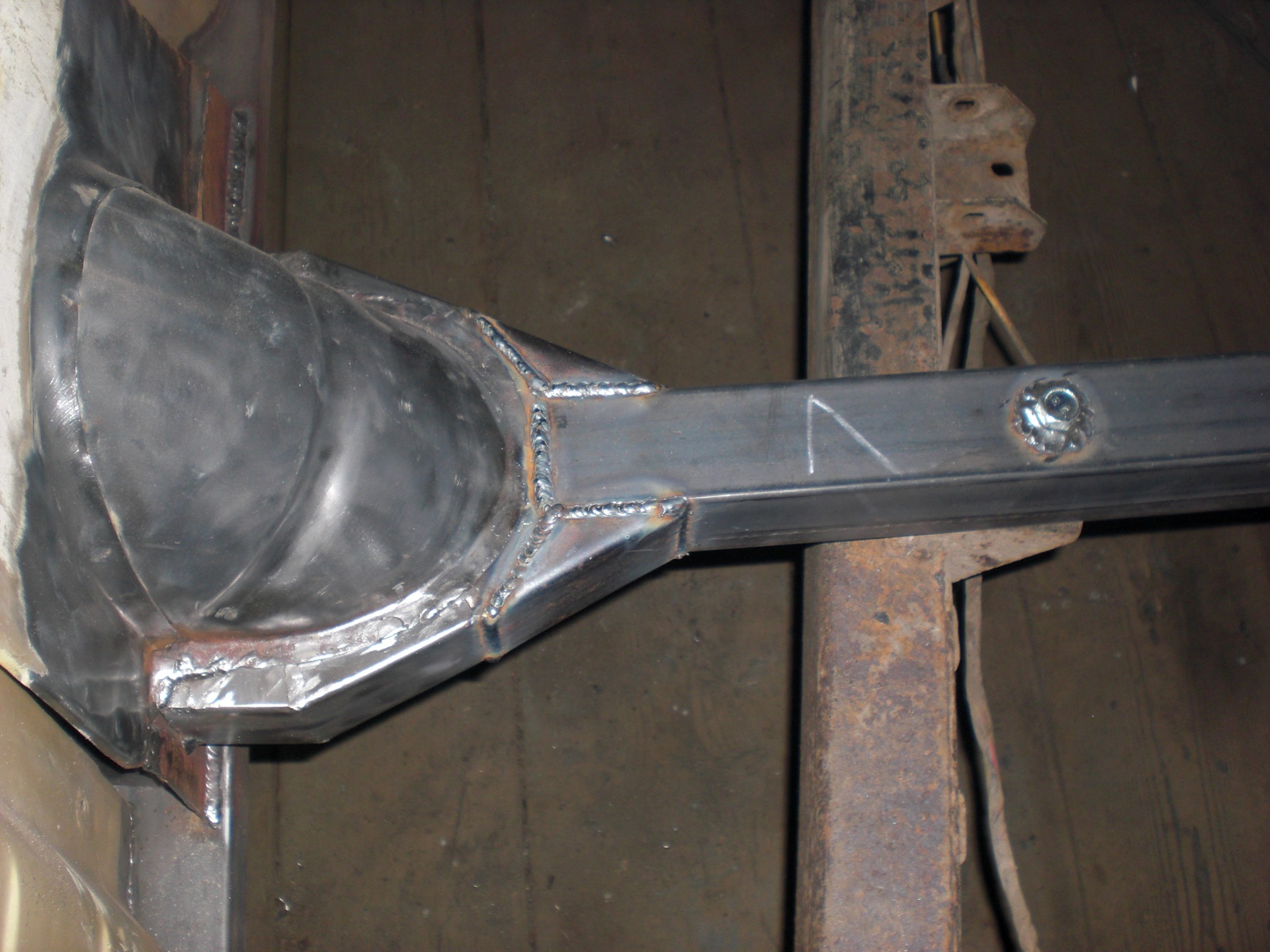 поперечные лонжероны. задний поперечный лонжерон нива шевроле. восстановление лонжеронов своими руками. лонжерон ниссан тиида 2005г. задний лонжерон нива.