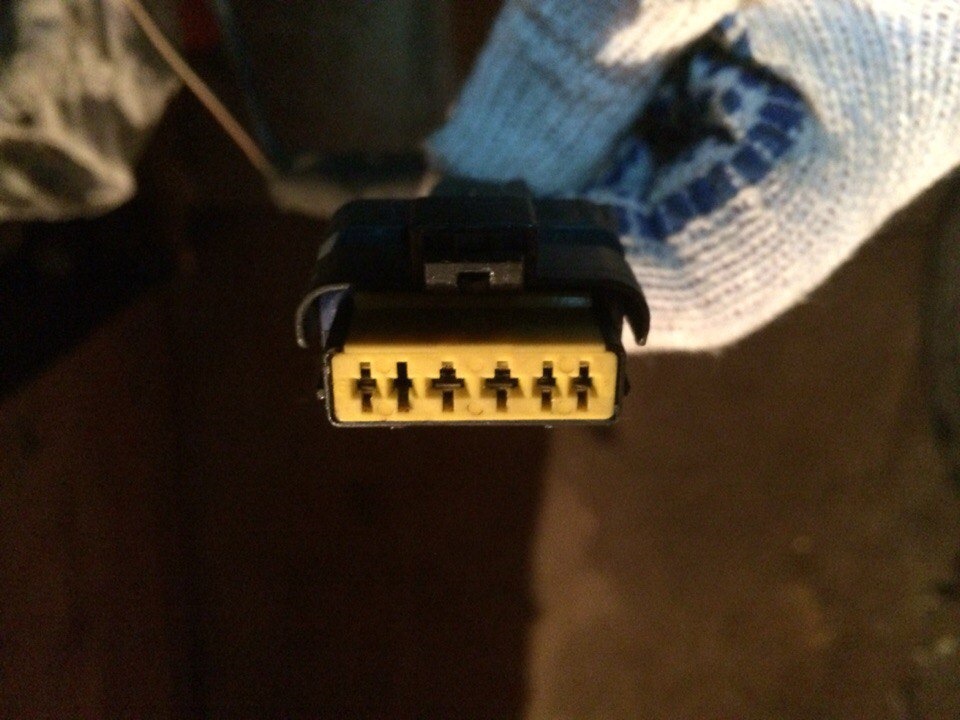 На 2 контакта больше чем нужно и правые отверстия нужно чуть увеличить возможно — Renault Megane II