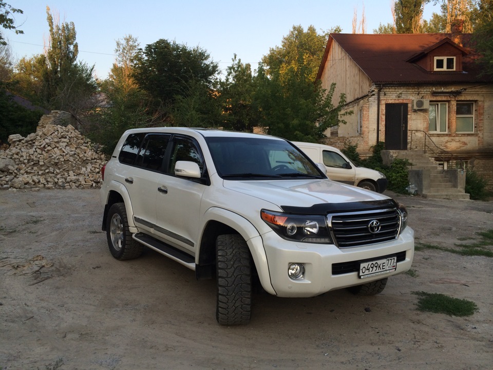 Тойота крузер дром. Toyota Land Cruiser 200 белый Arctic Truck. Toyota Land Cruiser 200 Arctic Trucks a33. Land Cruiser 200 Arctic Trucks Brownstone. Toyota Land Cruiser 205 Arctic Trucks.