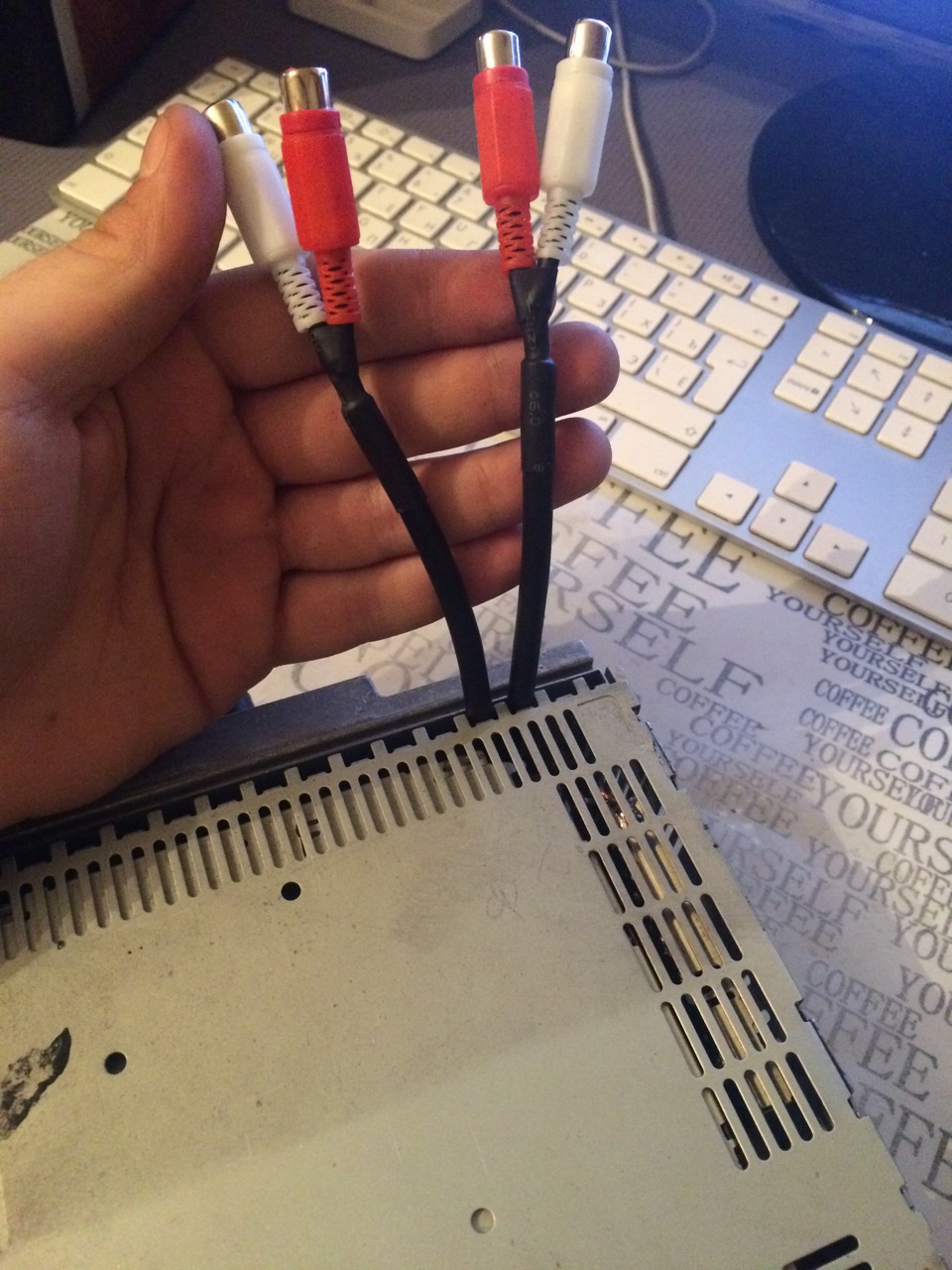 Купил пороги, сделал акустические провода и впаял линейные выходы в ...