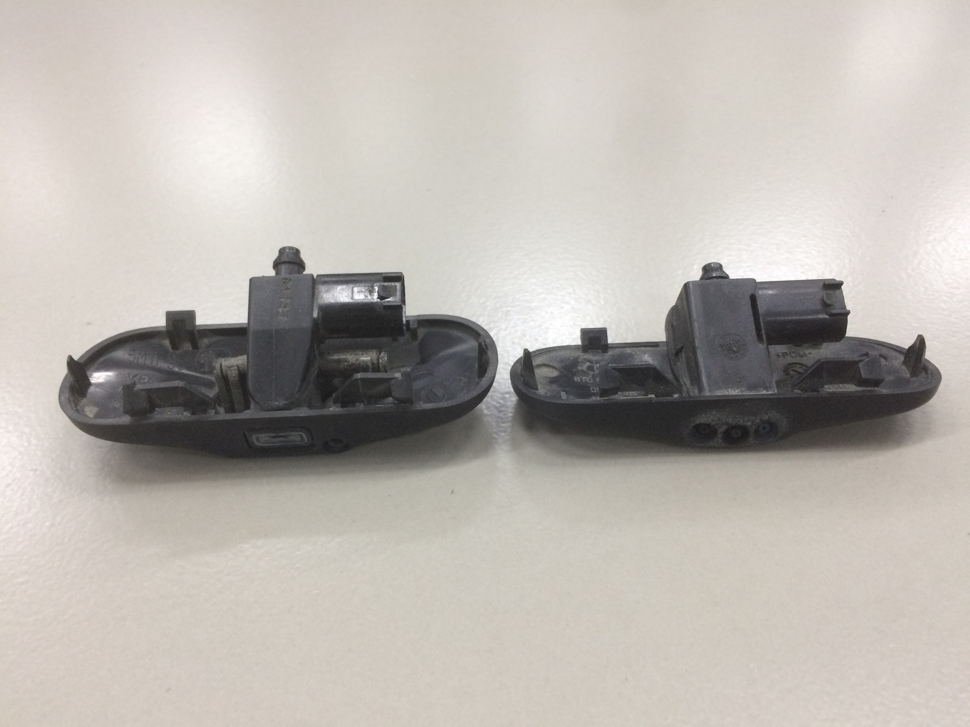 Веерные форсунки на ауди q5. Ауди форсунка омывателя веерная. Ауди форсунка омывателя веерная. Ауди форсунка омывателя веерная. Веерные форсунки ауди.