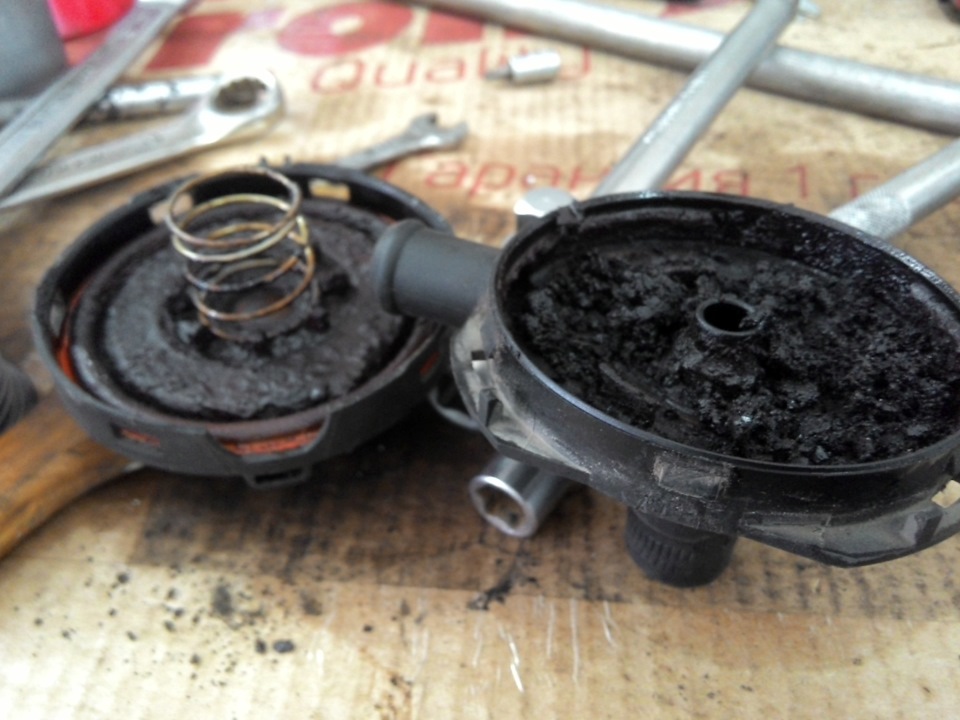 Чистка клапана системы вентиляции картера — Audi A8 (D2), 4,2 л, 2002 ...