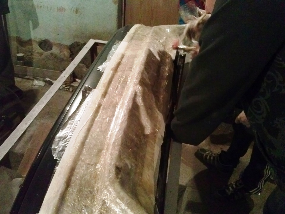 День второй. Залили смолои заднии бампер, начали паять передний ...