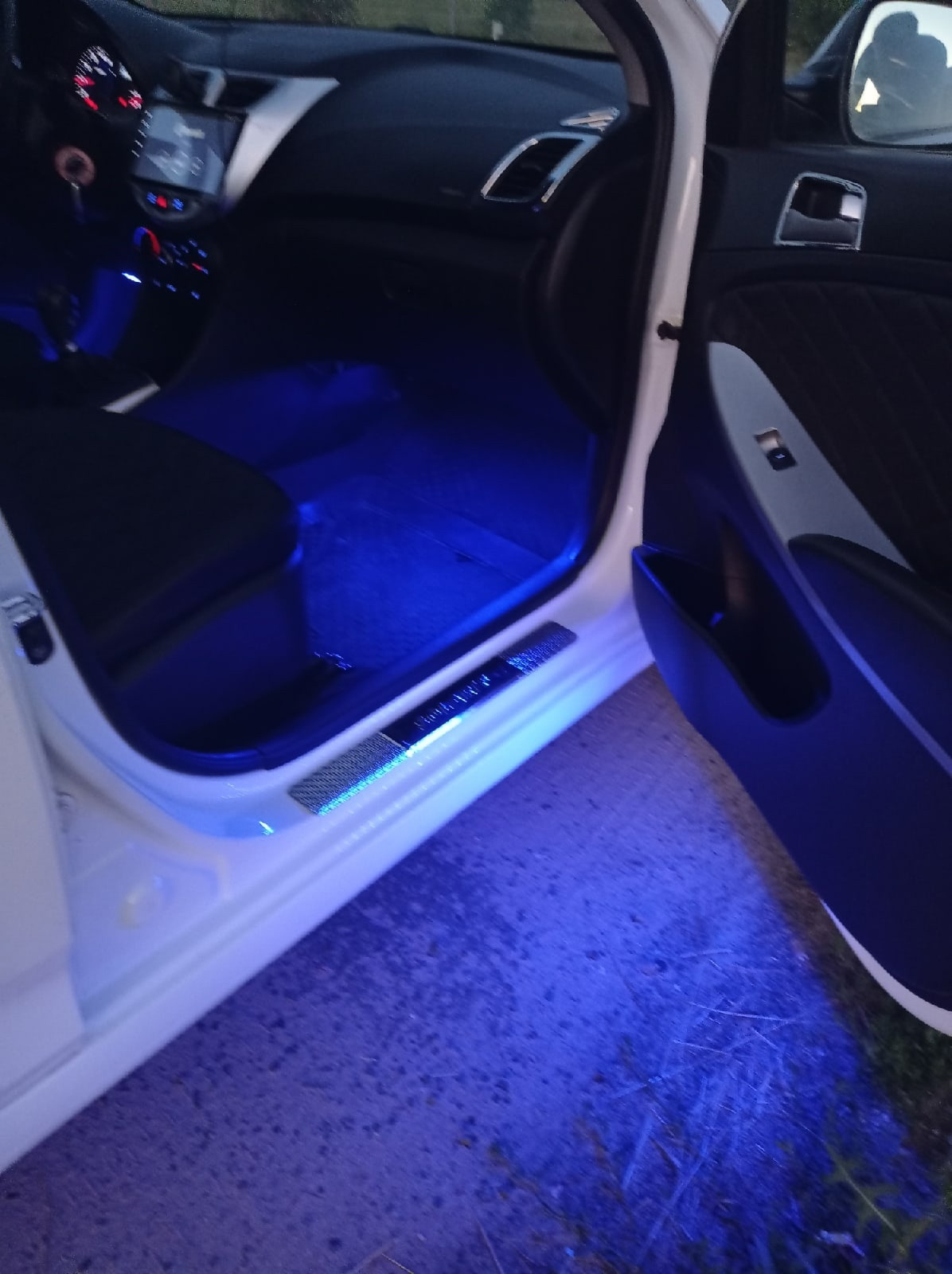 Подсветка салона синий цвет и синяя подсветка номера — Hyundai Solaris ...