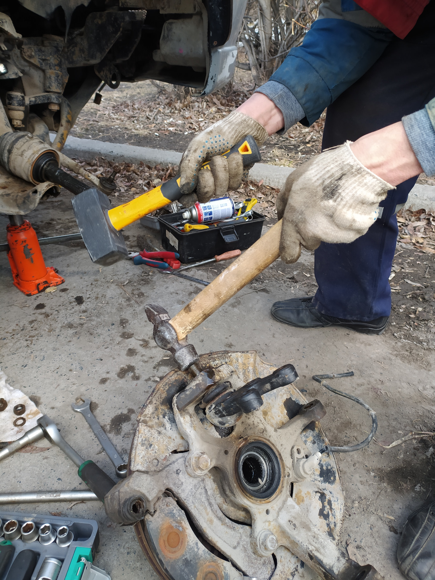 Замена правой нижней шаровой опоры — Mitsubishi Montero Sport, 3 л ...