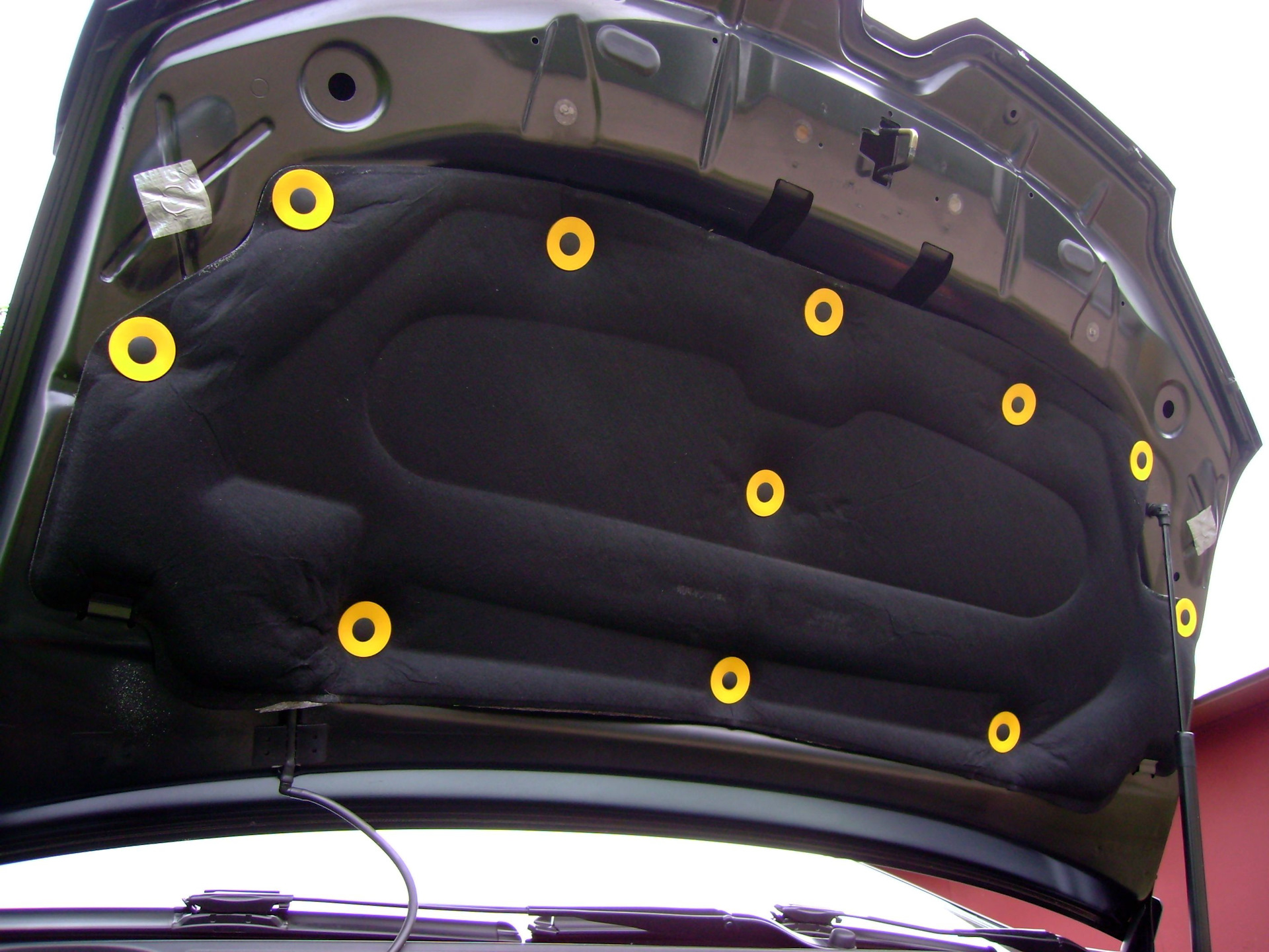 Подушка под капот. Утеплитель капота Рено Сандеро 1. Renault Sandero 2013 обшивка капота. Утеплитель капота Пежо 307. Утеплитель капота Рено Сандеро 2.
