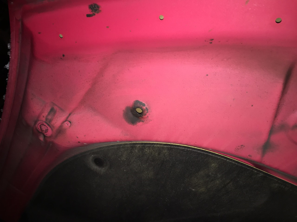 Установка уплотнителей капота — Mitsubishi Outlander XL, 2 л, 2010 года ...