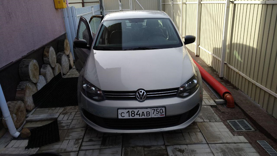 Volkswagen Polo Sedan Старичок