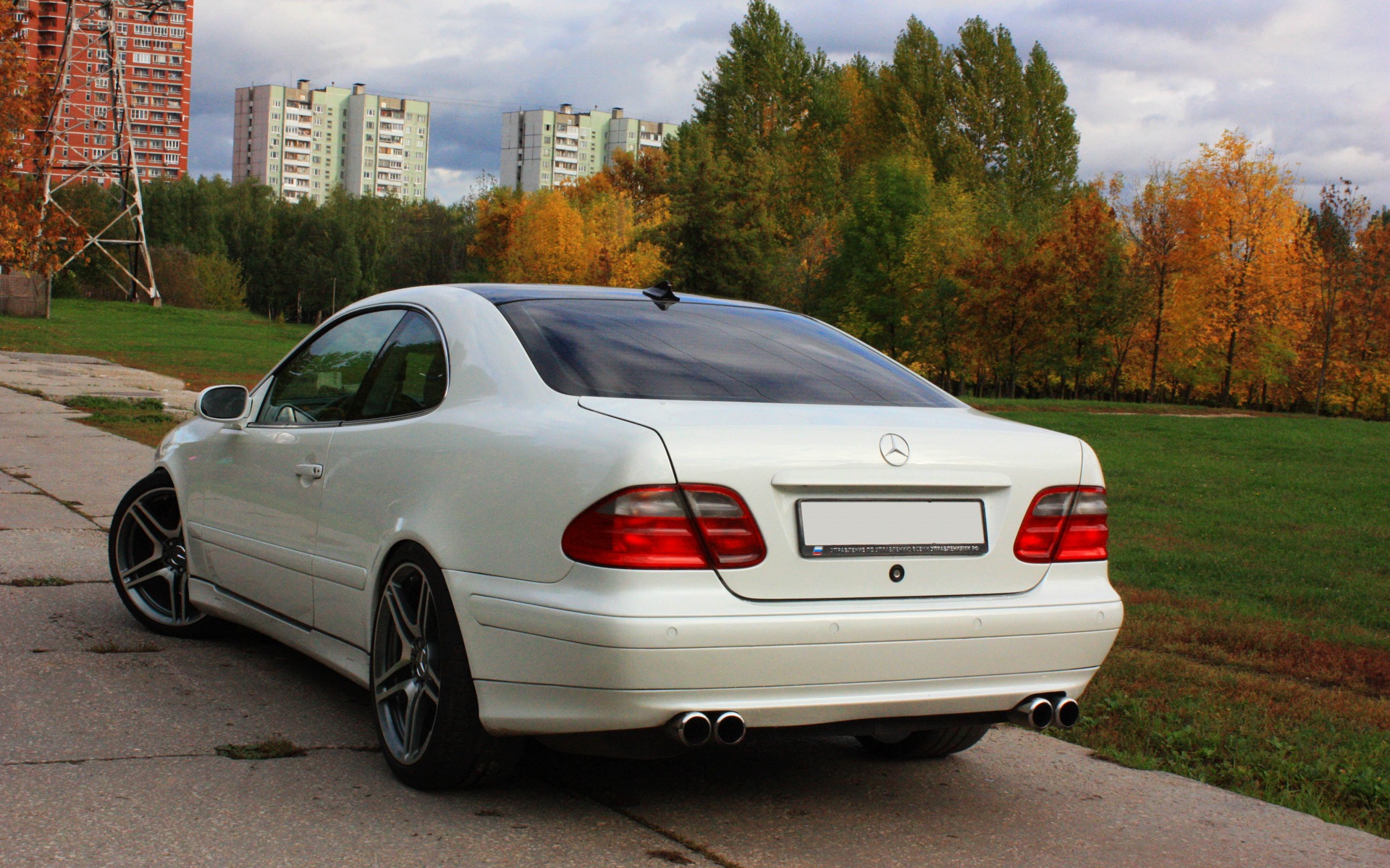 Белый Мерседес w208