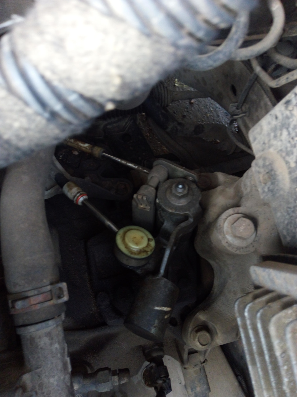Заедает рычаг КПП и как я убрал стук пыльников задних амортизаторов ...