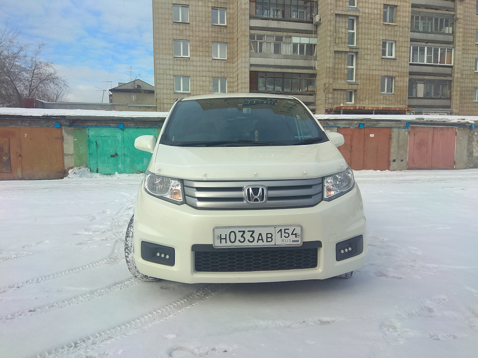 Установка дефлектора капота и приклейка кромочной защиты на двери ...