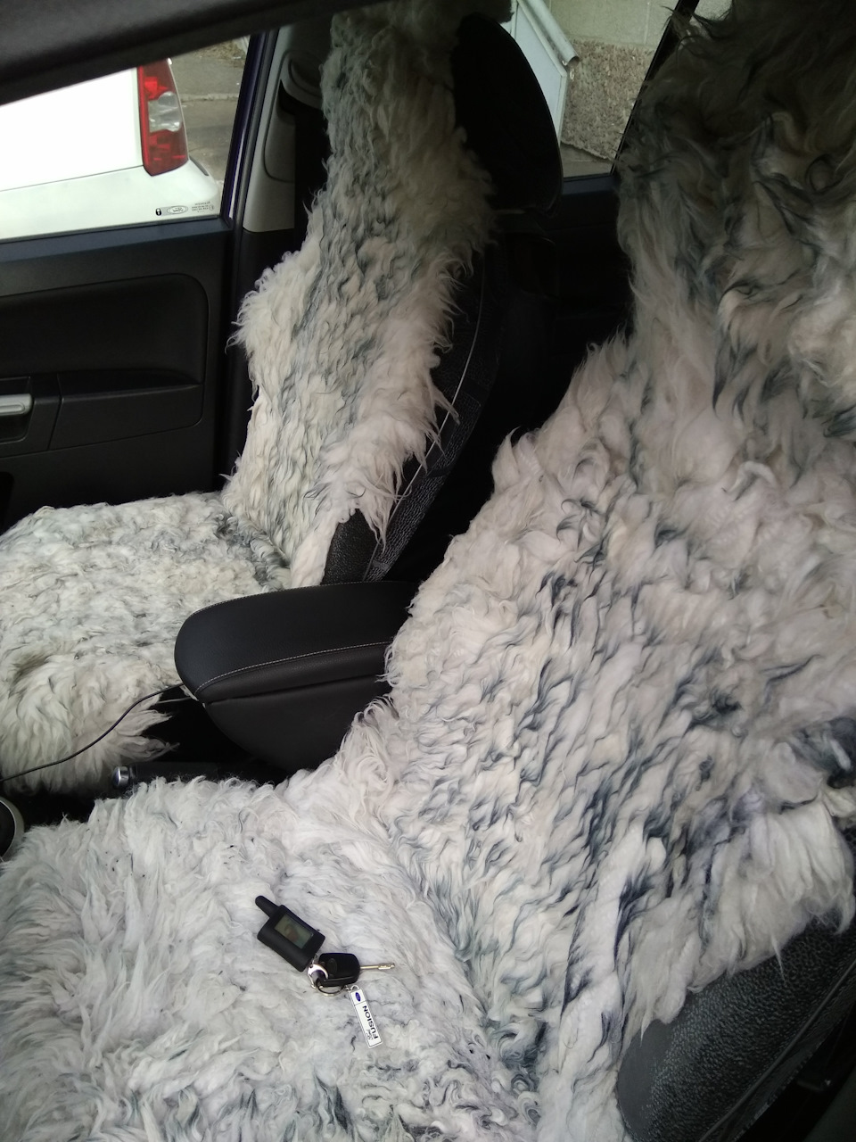 Меховые накидки на передние сидения — Ford Fusion, 1,4 л, 2008 года ...