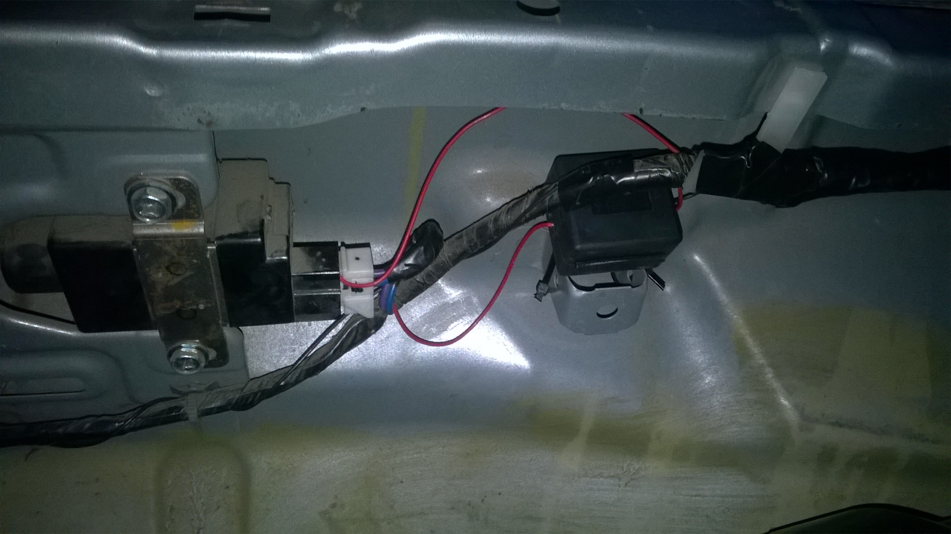 Кнопка багажника 21099. Течёт богажнике ваз 2108. Кнопка багажника nissan cefiro. Электропривод открывания багажника ваз 2114. Ваз 2107 соленоид багажника.