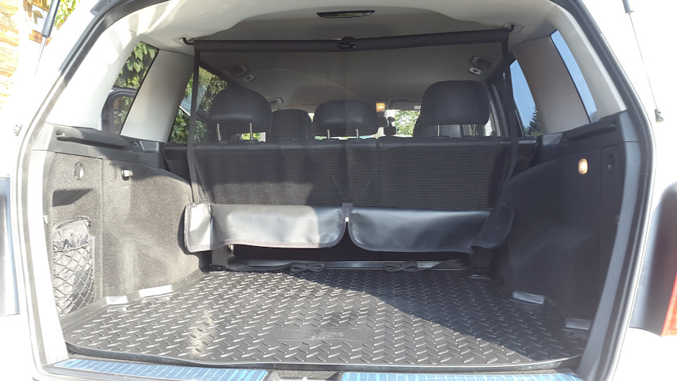 Нижняя штанга уперлась в колесные арки, что в принципе терпимо, но я решил ее подрезать. Высверлил 2 заклепки, перенес крепление ремня и отпилил лишнее. — Mercedes-Benz GLK-Class (X204)