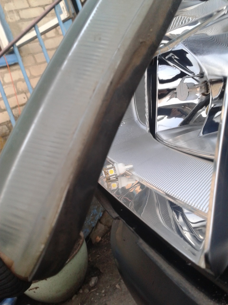 Габ.лампочка упала в фару. — Chevrolet Niva, 1,7 л, 2007 года | своими ...