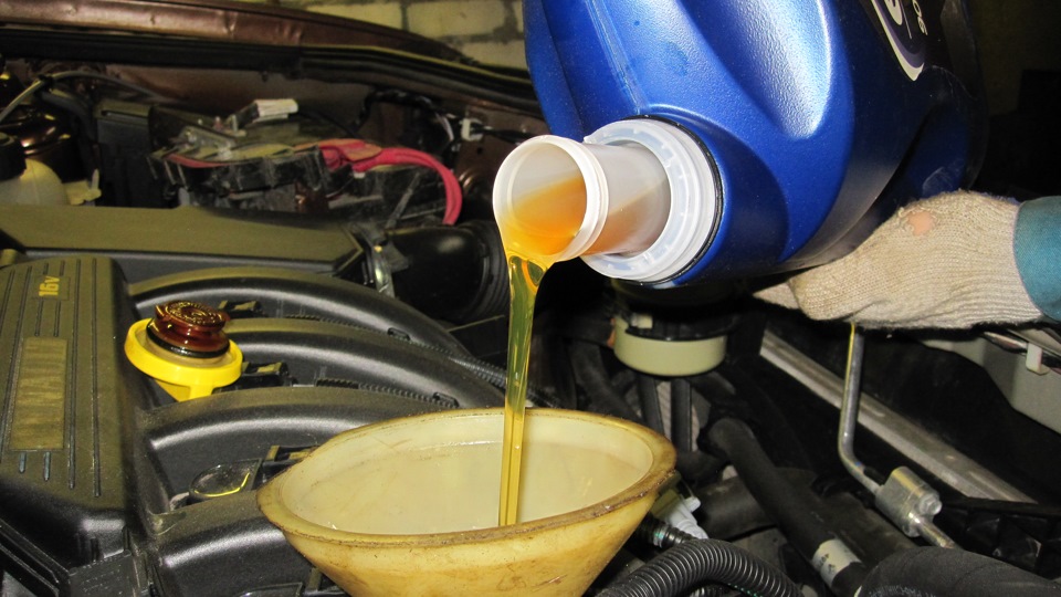 Замена масла двигателя логан. Масло АКПП Renault Duster 2.0. Долив масла в Рено Логан 2. Замена масла Рено Дастер 2.0. Рено Дастер 1,4 дизель замена масла.