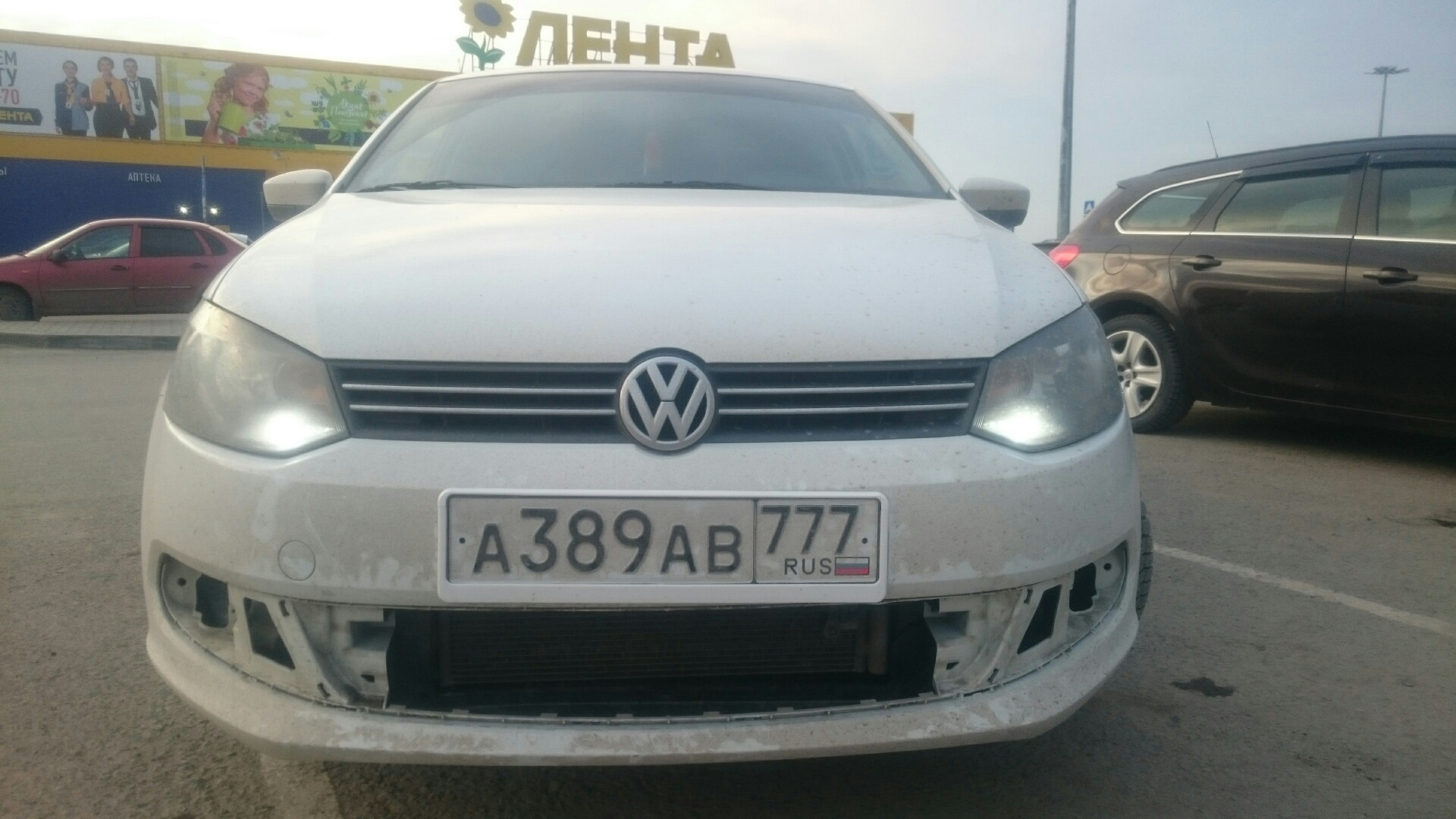 Белая рамка номерного знака — Volkswagen Polo Sedan, 1,6 л, 2013 года |  тюнинг | DRIVE2