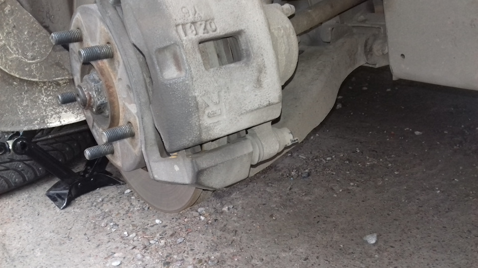 Замена тормозных колодок на Mazda Premacy 4WD - Mazda Premacy (1G), 1,8 л, 2000 