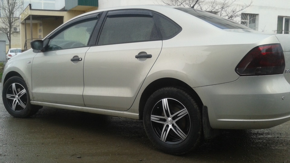 Volkswagen Polo Sedan 1.6 бензиновый 2010 | серебристо желтый метал на ...