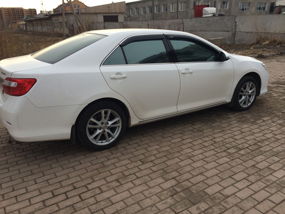 Toyota Camry 50 белая на литье