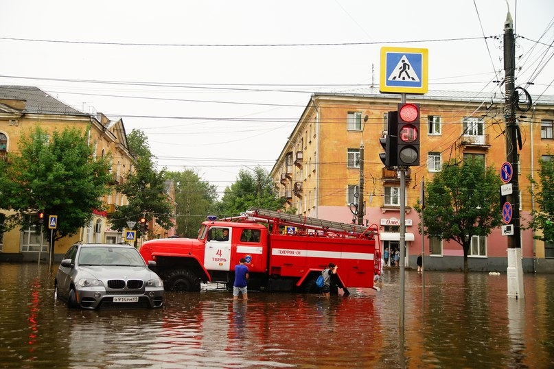 Тверь проспект. Проспект Победы Тверь. Дождь Тверь. Тверь проспект Победы лужа. Проспект Победы дождь.