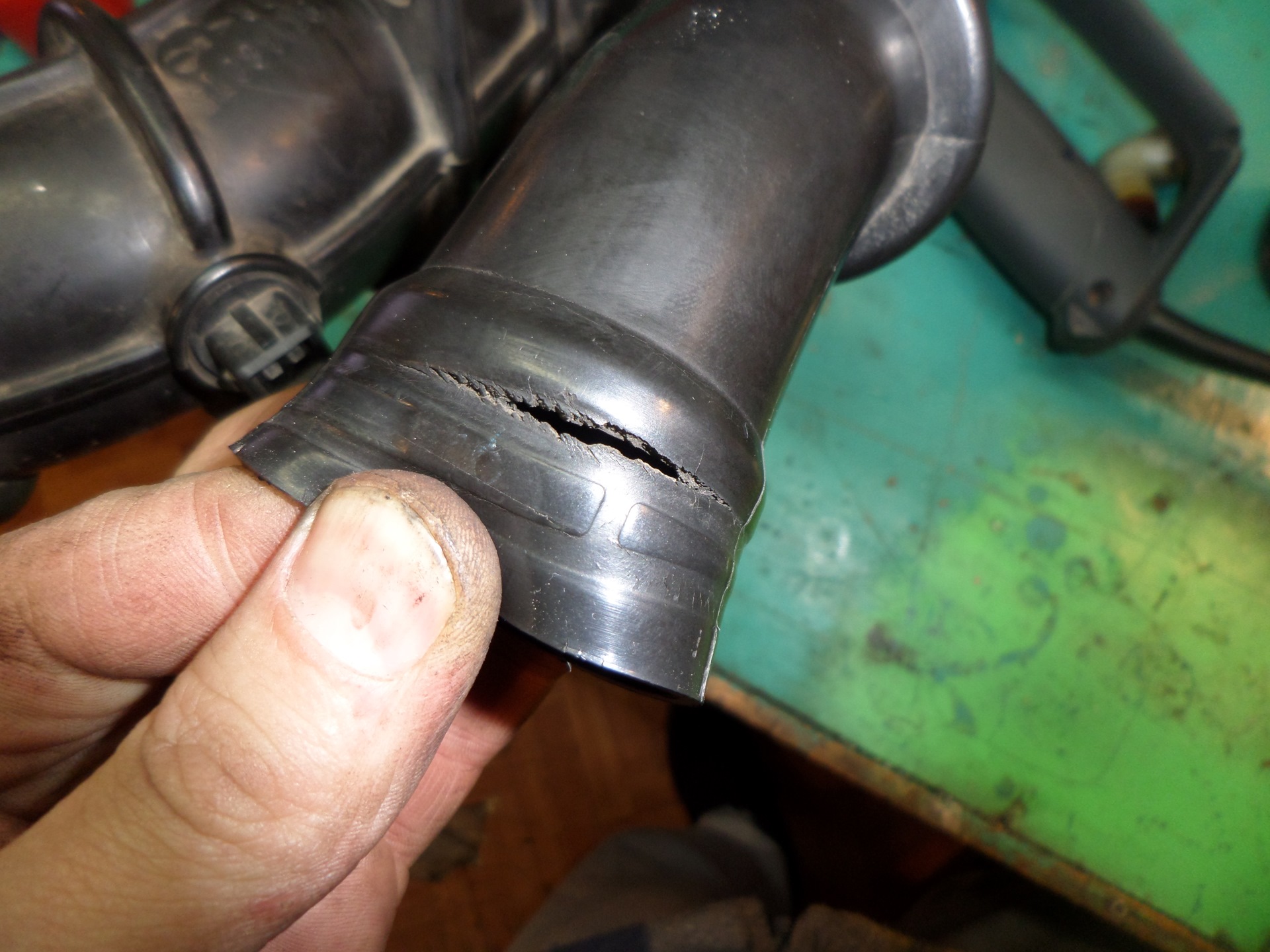 Воздушный патрубок мтз 82. Патрубок воздушного фильтра 1mz toyota. Ремонт воздушных патрубков. Ремонт воздушных патрубков. Патрубок воздушного фильтра м102.