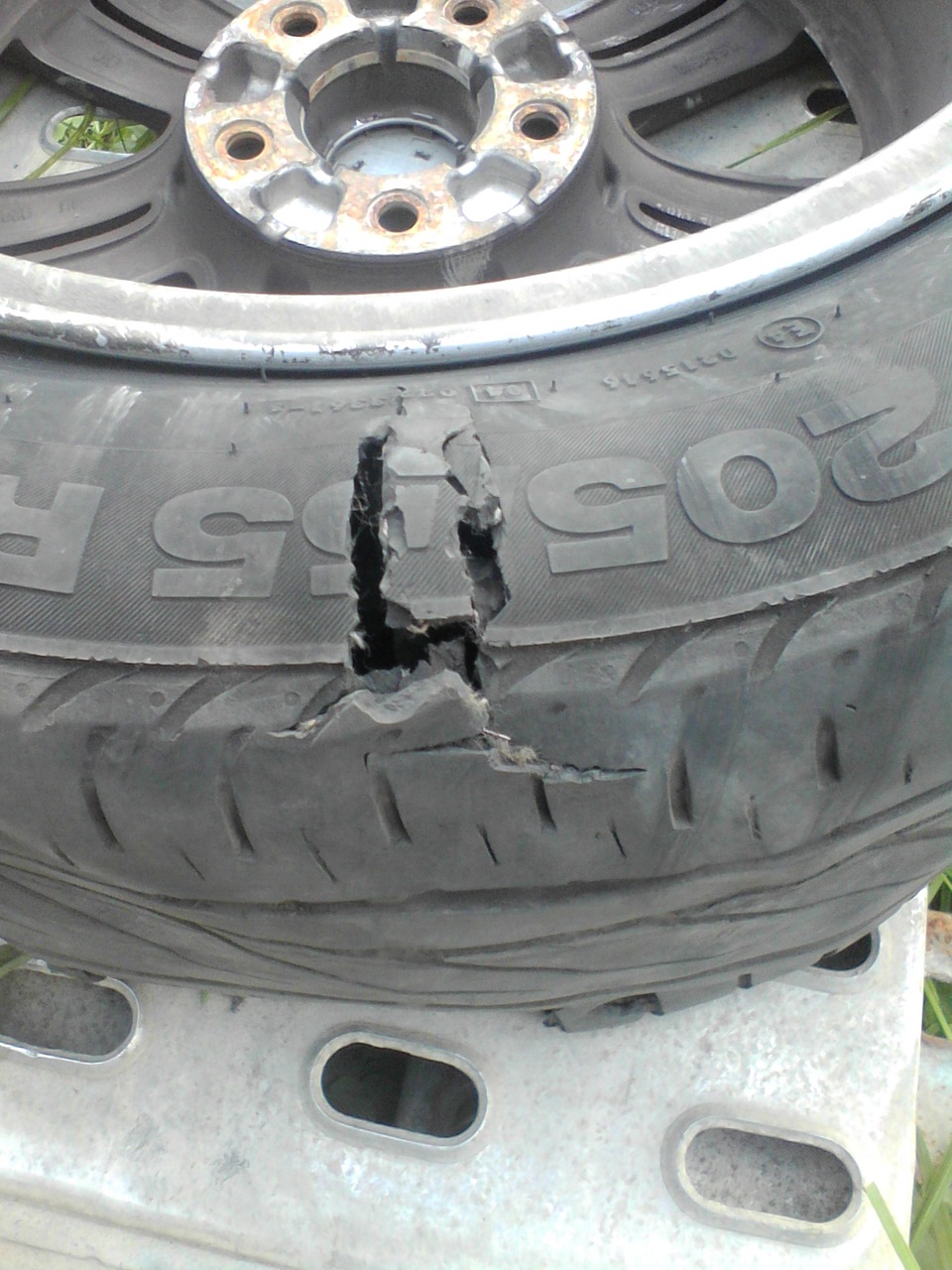 Пробитое колесо на газели. Пробила 2 колеса. Пробитое колесо. Спущенное колесо ваз 2110. Пробила 2 колеса.