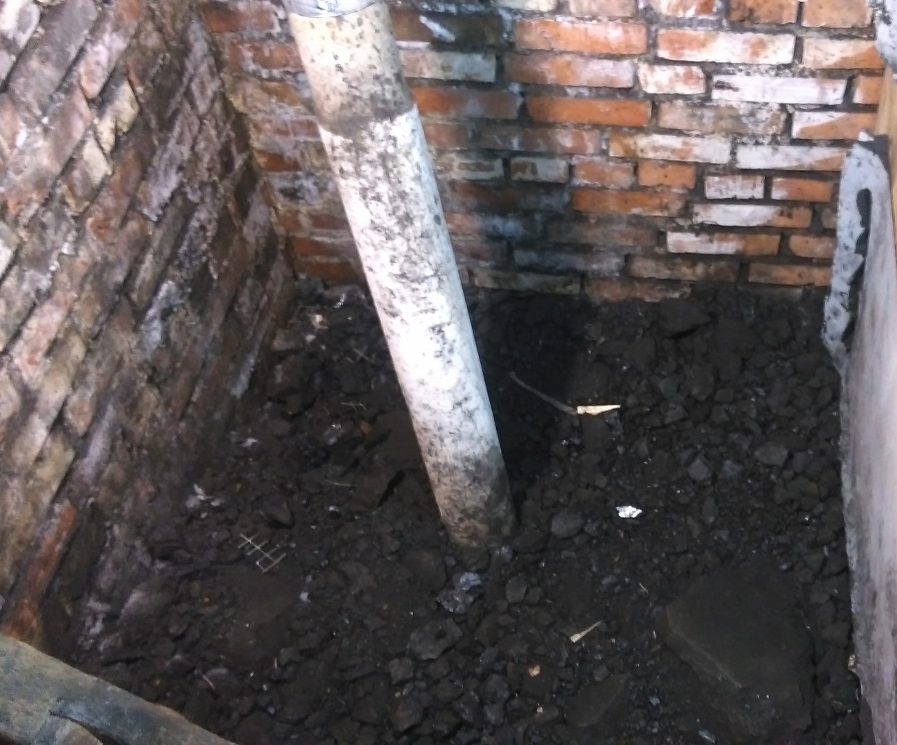 В погребе завелся. В погребе завелся. Подвал многоэтажки затоплен. Хранение картошки в погребе. Погреб для овощей.