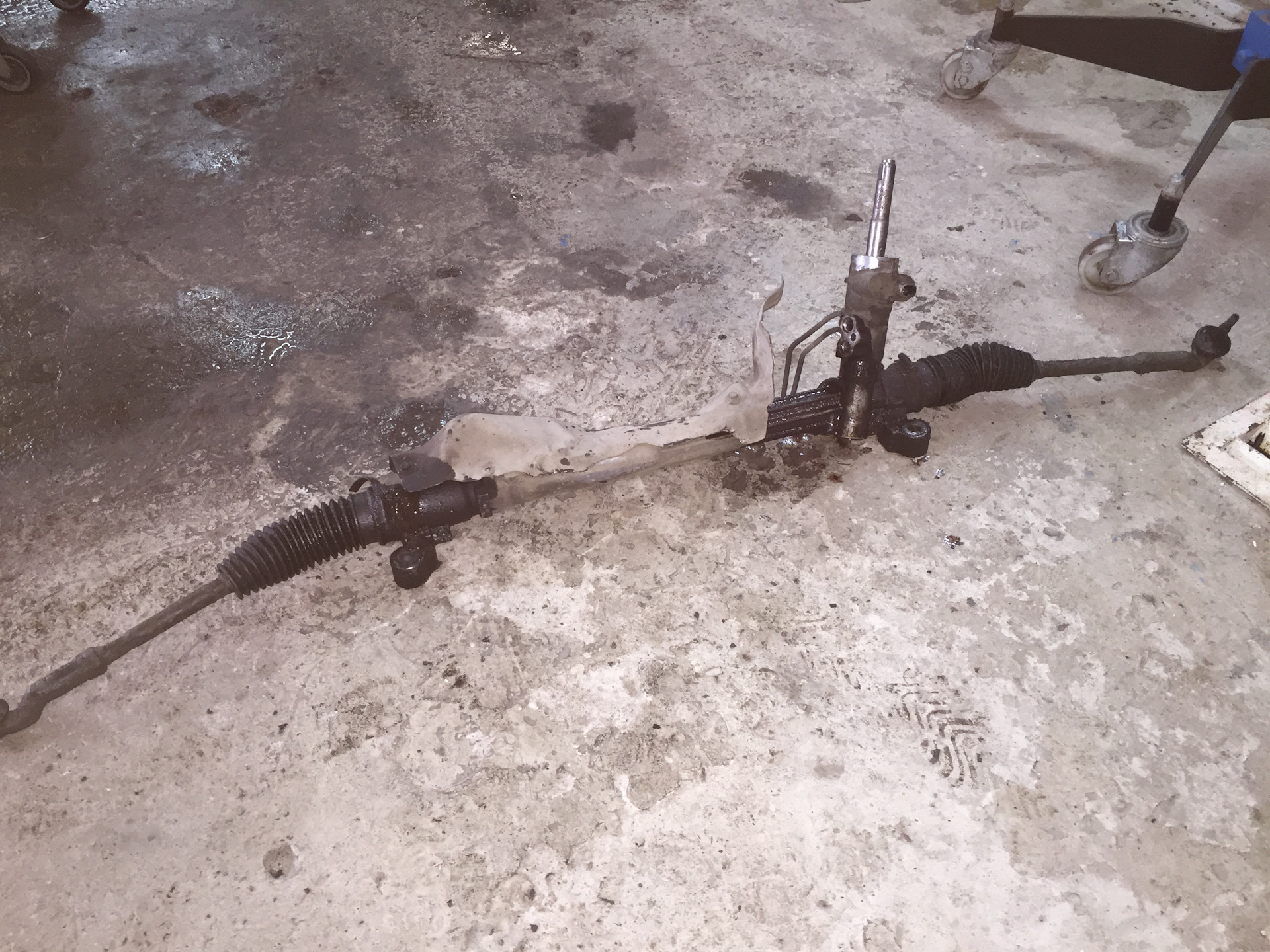 рулевая рейка форд фокус 2. снятие рейки форд фокус 2. снятие рулевой рейки форд фокус 2 1. рейка форд фокус 2. фокус 2 подтянуть рулевую рейку.