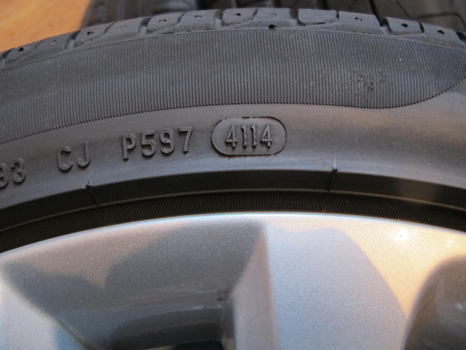 Где на шинах год выпуска фото. Дата выпуска на шинах Пирелли. Pirelli Cinturato p7 Дата выпуска. Дата изготовления на шинах Пирелли. Дата выпуска на шине Pirelli p7.