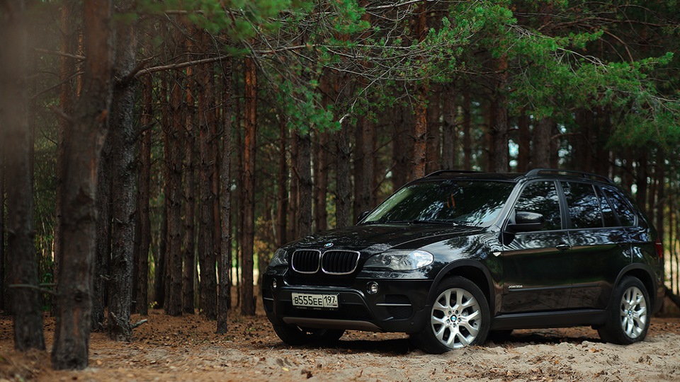 BMW e70 рядом с Грантой