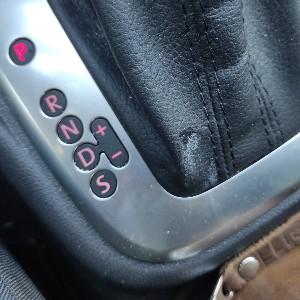 следы суперклея — Volkswagen Polo Sedan