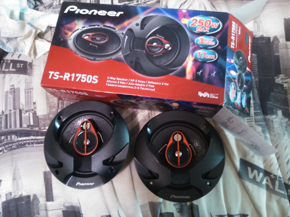 новые колонки — Lada Granta. Запчасти на фото: TSR1750S, R17805