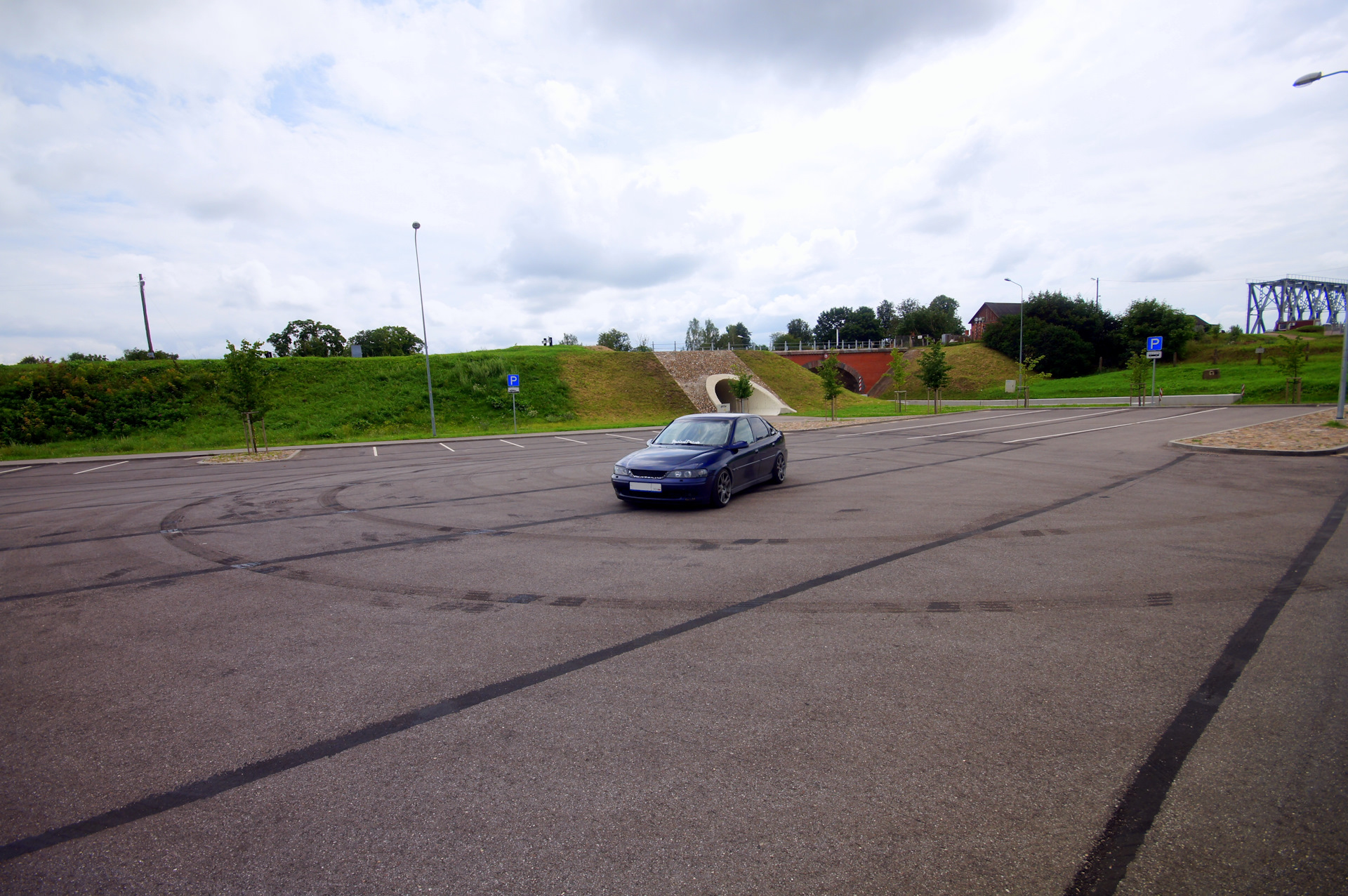 Fotokamera Vectra I Pustaya Parkovka V Daugavpils Latviya Opel Vectra 1 6 L 1999 Goda Na Drive2