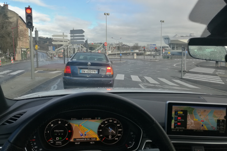 Машина вымыта, едем на ТО. Перед мостом в Лион, провожающим посетителей выстрелом радара на 50 кмч в спину. — Audi A4 (B9)