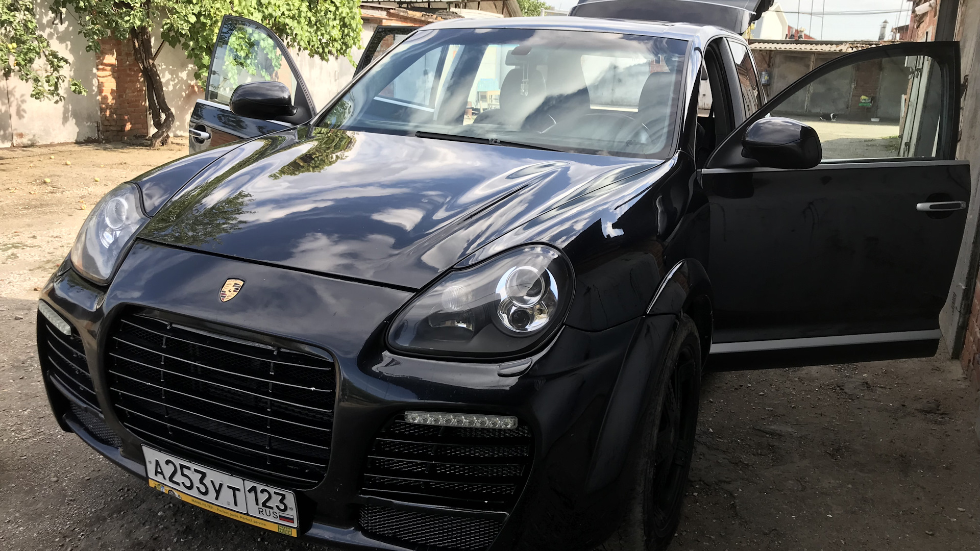 Разбор порше. Каен Магнум турбо. Разборка Porsche Cayenne. Суппорт Порше Кайен турбо. Фантик турбо Кайен.