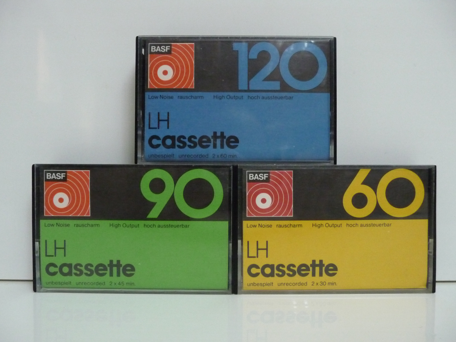 2000 кассет книга. Кассеты БАСФ для магнитофона. BASF коробка. Лучшие аудиокассеты 1 типа. Бобина BASF.
