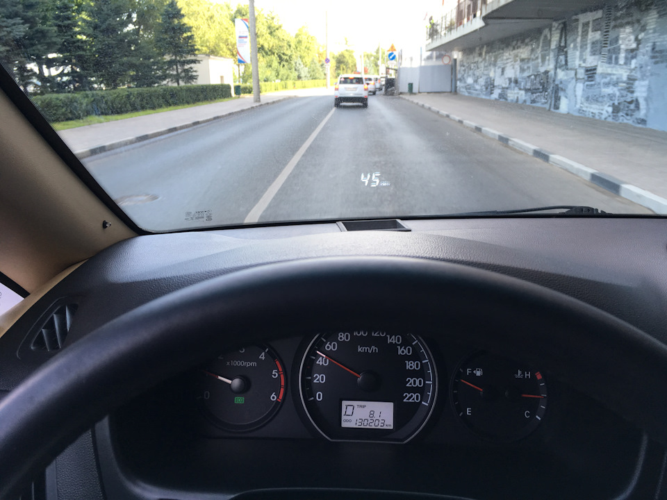 Часы на лобовое стекло. Проекция скорости на лобовое Камри 40. Проекция на лобовое Форд фокус 3. Проекция скорости на руль. Kia Sorento XM 2011 проекция на лобовое стекло.