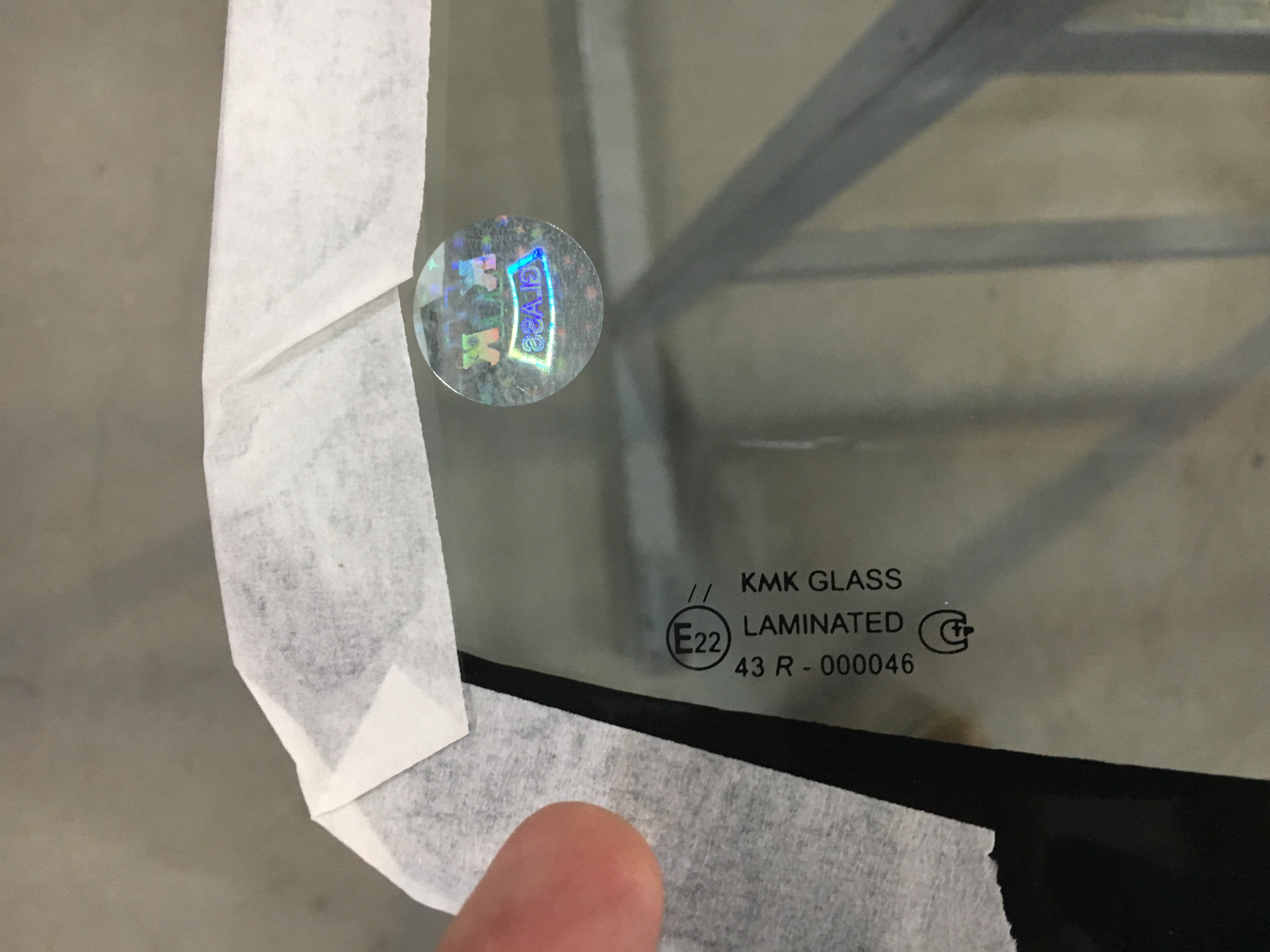 Стекло кмк производитель. KMK Glass 099100. KMK Glass лобовое стекло. КМК Glass 43r-000045 стекло лобовое. Зеленое стекло KMK Glass.