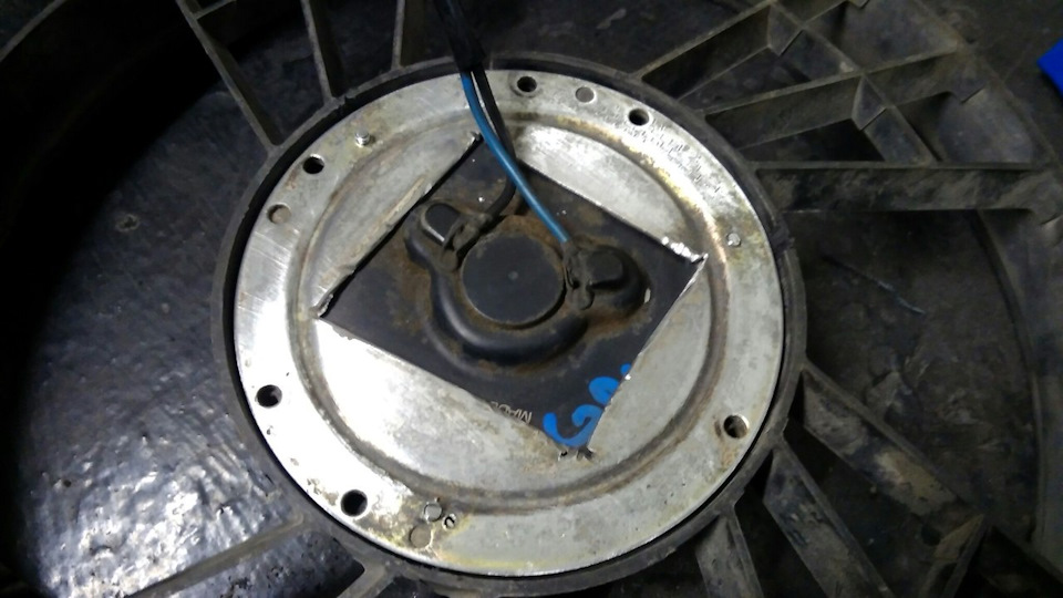 отпилил с родного крышечку, вырезал дырочку…приметил, просверлил дырочки, закрепил — Jeep Grand Cherokee (ZJ)