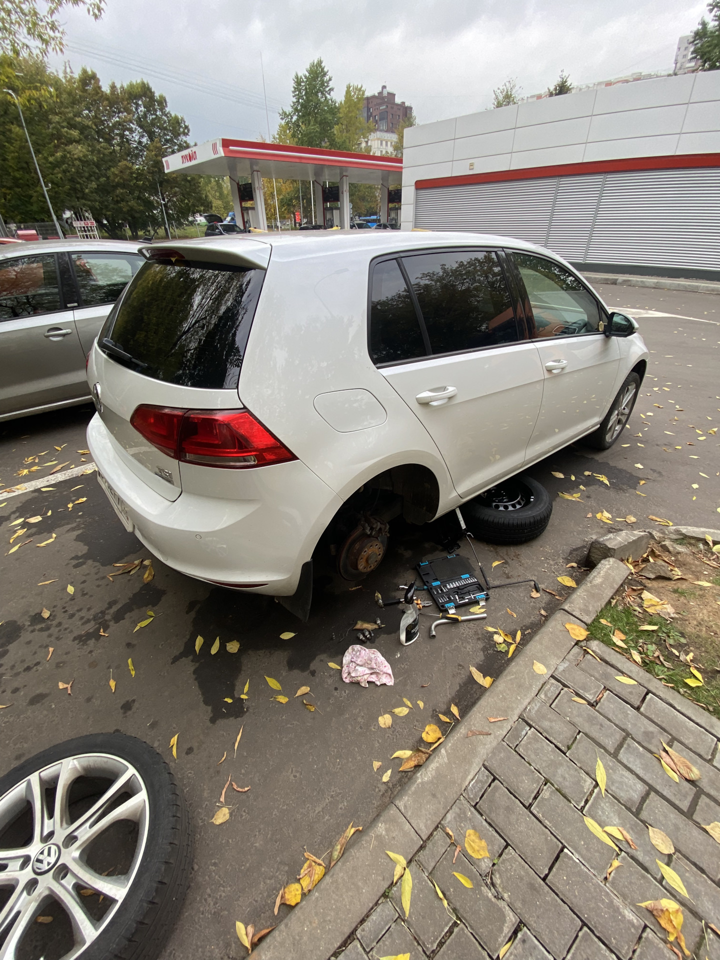 Замена суппортов, ремонт электроручника — Volkswagen Golf Mk7, 1,2 л ...